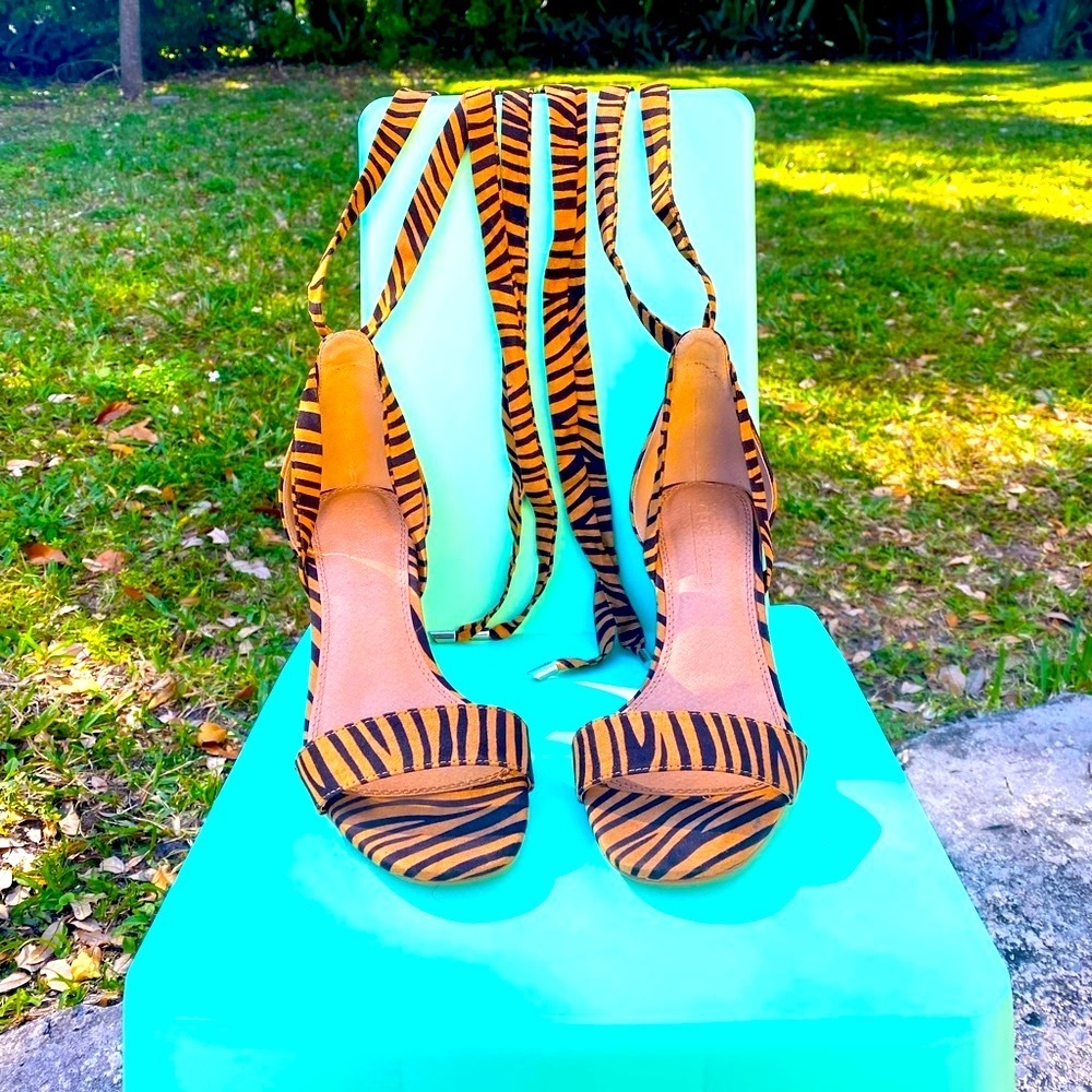 ASOS DESIGN Women’s US Size 6, UK Size 4 🐅